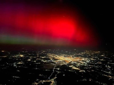 Пилот засне полярното сияние по време на полет към Будапеща (Снимки)