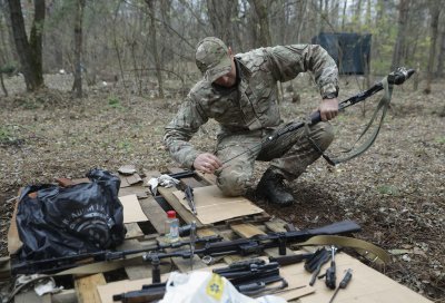 Украински военен загина след взрив на боеприпас, скрит в подарък