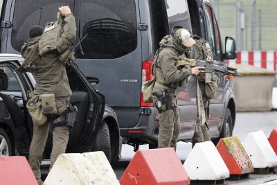 Край на заложническата криза на летището в Хамбург