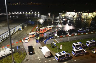 Летището в Хамбург беше затворено след като въоръжен мъж проникна