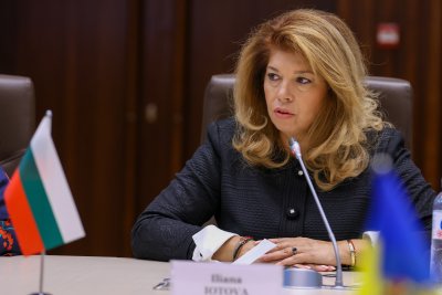 Илияна Йотова разговаря с президента на Молдова Мая Санду