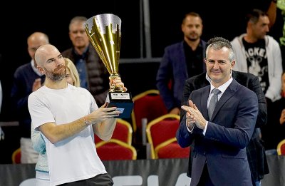 Министърът на младежта и спорта Димитър Илиев връчи купата на