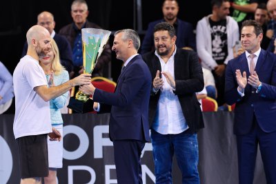 Министърът на младежта и спорта Димитър Илиев връчи купата на