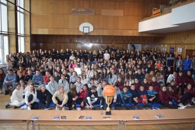 Баскетболните ни националки зарадваха ученици в Самоков