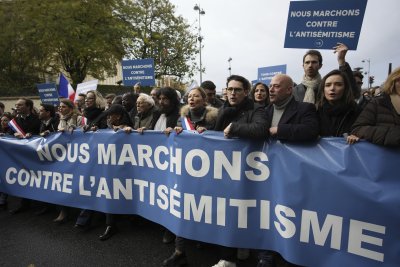 Републикански поход срещу антисемитизма се провежда в Париж В шествието