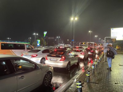 Дъждовното време затрудни трафика в София (СНИМКИ)