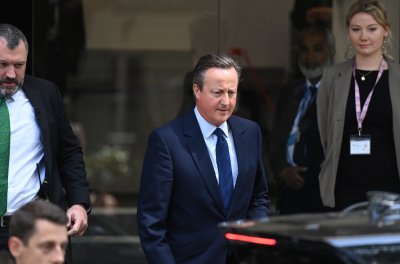 Бившият британски премиер Дейвид Камерън се завръща в политиката като