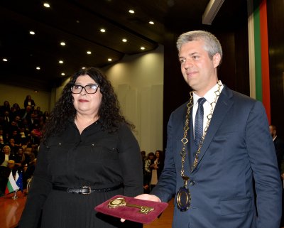 Новият кмет на Варна Благомир Коцев и новоизбраните 51 общински