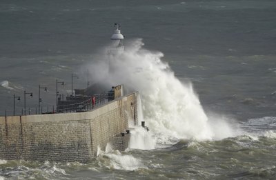Бурята Деби бушува в Обединеното кралство и Ирландия Жълт код