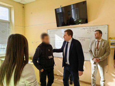 Кметът на община Перник се срещна с малтретирания ученик, заснет във видеоклип