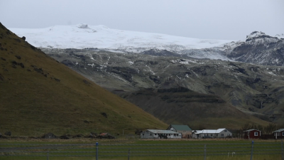 Вулканът в Исландия може да изригне до часове предупреждават от