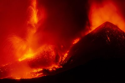 Вулканът Етна изригна изхвърляйки лава и пепел над Сицилия Огромен