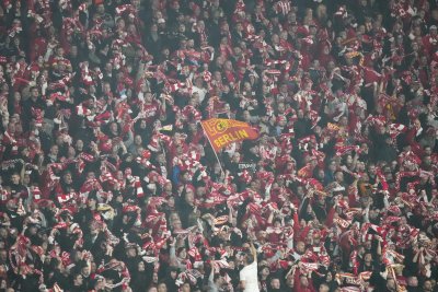 Единадесет германски футболни фенове бяха арестувани след безредици в Неапол