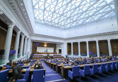 НА ЖИВО: Парламентът събра кворум, започват дебатите за втория вот на недоверие