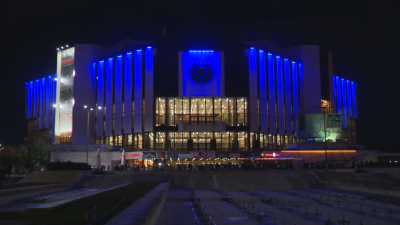 Сградата на НДК е осветена в емблематичния син цвят на