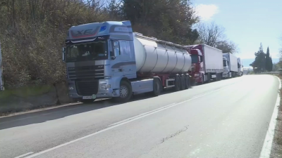 Остава затворен пътят Варна - Добрич, стотици товарни автомобили са блокирани