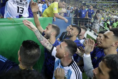 Сблъсъци на "Маракана" спряха временно мача Бразилия - Аржентина