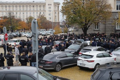 Полицаи се събраха пред Народното събрание в защита на ръководството на МВР (СНИМКИ)