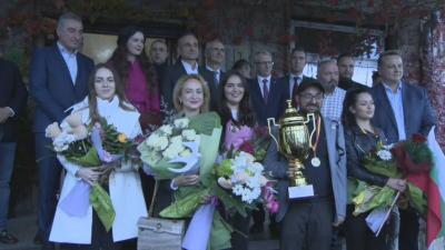 България посрещна своите златни момичета в шахмата Огромна радост и