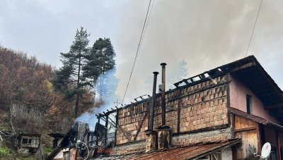 Пожар избухна в къща в Якоруда Сигналът за инцидента е