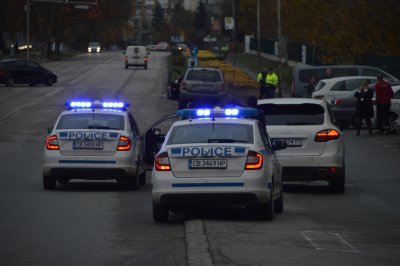 След полицейско преследване заловиха четирима мигранти в Казанлък