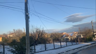 Силният вятър остави без ток две села край Бургас