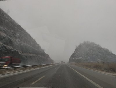 Навявания от сняг силен вятър и мъгла на АМ Струма