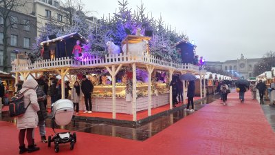 Коледна атмосфера завладя Брюксел с отварянето на традиционен коледен пазар