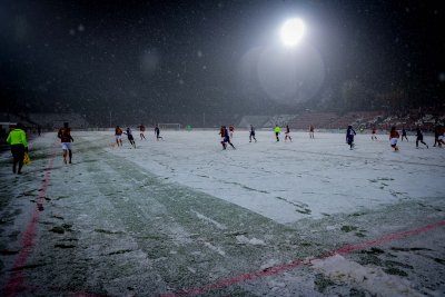 Снегът отложи второто полувреме на мача ЦСКА - Етър