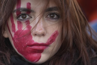 Протестни шествия срещу насилието над жени се проведоха в градове по света