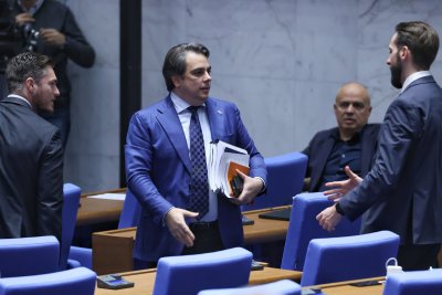 След 6 часа пререкания депутатите приеха пакета от данъчни закони на Асен Василев на първо четене