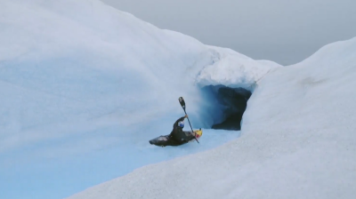Световен рекорд: Испанец се спусна с каяк по леден водопад (ВИДЕО)