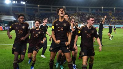 Драма с дузпи класира Германия за финала на световното по футбол до 17 г. в Индонезия