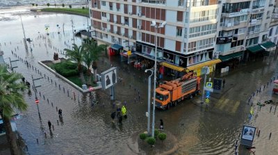 Улици и сгради са наводнени в Измир Западна Турция след