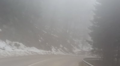 Видимостта на прохода Петрохан е значително намалена заради гъста мъгла