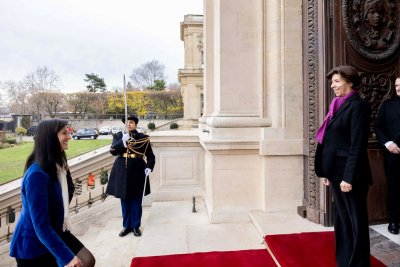 Мария Габриел в Париж: Франция и България са партньори и стратегически съюзници