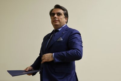 Вицепремиерът и министър на финансите Асен Василев говори пред журналисти