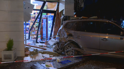 Кола се вряза в магазин в София, водачът е в кома