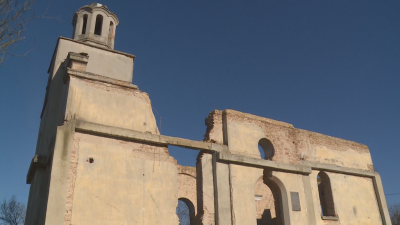 Доброволци ремонтират храма "Света Петка" във варненското Средно село