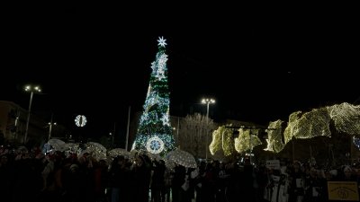 Запалиха светлините на коледната елха на площад Севтополис в Казанлък