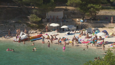 Хърватският курортен град Пула наложи строги правила за плажуващите От