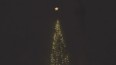 Грейнаха светлините на коледното дърво на централния лондонски площад Трафалгар