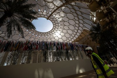 "Оглушителна какафония от счупени климатични рекорди" - как започна срещата на ООН в Дубай?