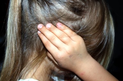 7-годишно момиче е принуждавано да живее в кокошарник без дневна светлина