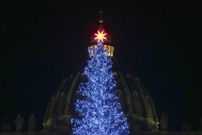 На площад Свети Петър във Ватикана грейна празничната елха Тази година