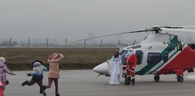 Дядо Коледа пристигна с хеликоптер на Гранична полицаи управляван от