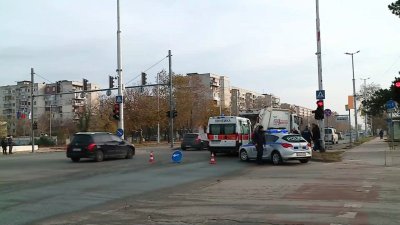 Жена загина на място, блъсната от камион за боклук в Пловдив