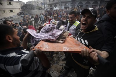 Израел продължи да бомбардира цели в Газа часове след като