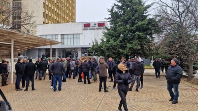 Работници на Мини Марица Изток се събраха на символичен протест