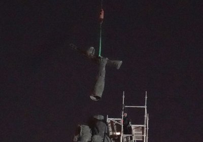 Започна демонтажът на Паметника на Съветската армия, отрязаха върха на монумента (СНИМКИ)